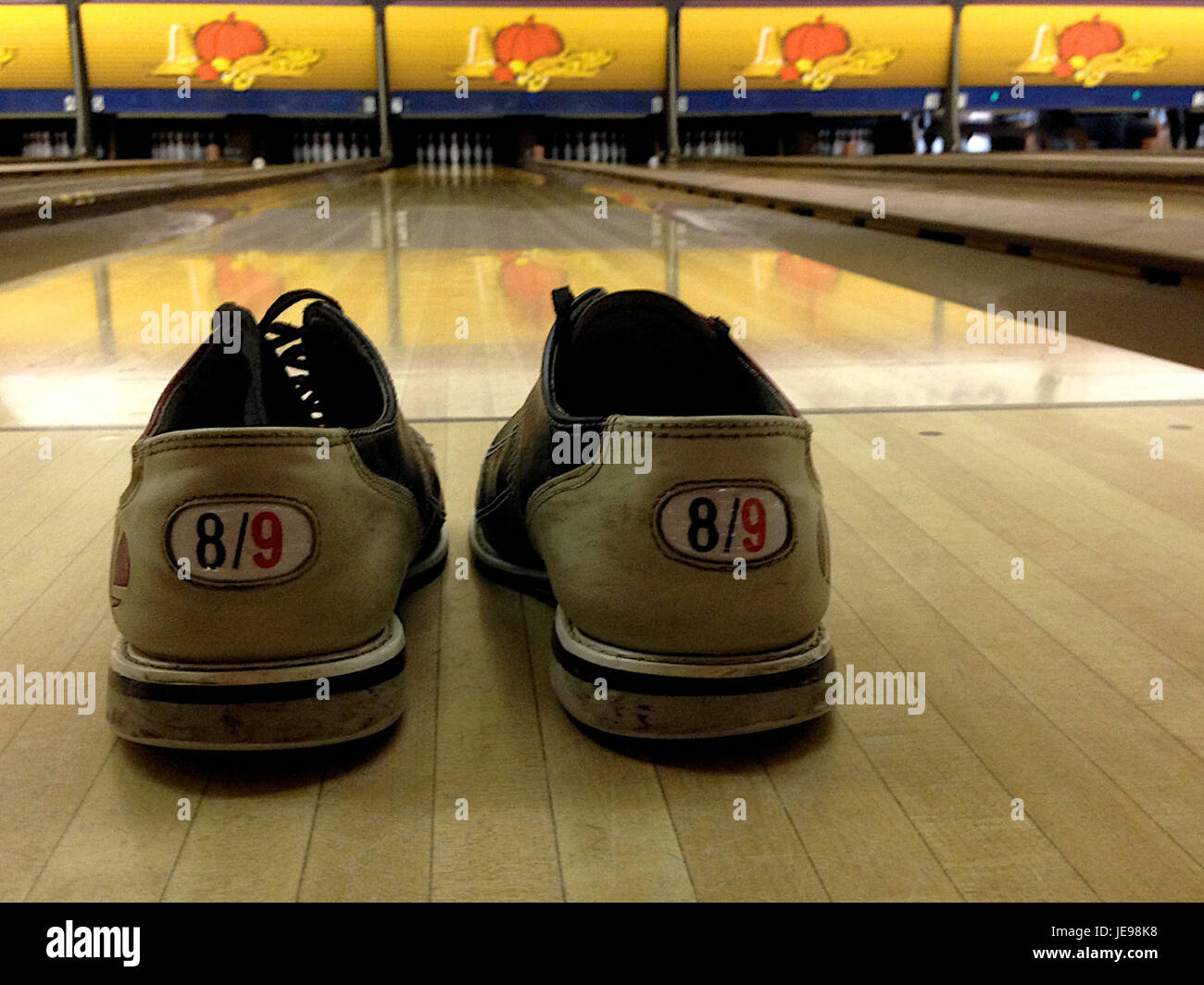 Ein digitales Kunstwerk mit dem Titel „A bit much Follow Through“, das 2013 erstellt wurde, beschäftigt sich mit Themen wie Bewegung und Persistenz. Das Stück kombiniert abstrakte Elemente mit detaillierten Texturen, um dynamische Energie und Dynamik darzustellen. Stockfoto