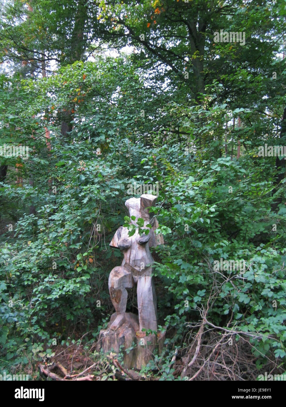 Dieses Bild stellt ein Vanitas-Stillleben von Schwetzinger Hardt dar, das die Vergänglichkeit des Lebens festnimmt. Vanitas-Kunstwerke sollen den Betrachter an die Unvermeidlichkeit des Todes erinnern und Themen der Sterblichkeit und der flüchtigen Natur weltlicher Freuden hervorheben. Stockfoto