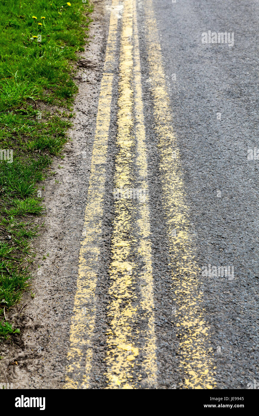 2 Sätze von doppelten gelben keine Wartezeiten auf eine asphaltierte Straße gemalt Stockfoto