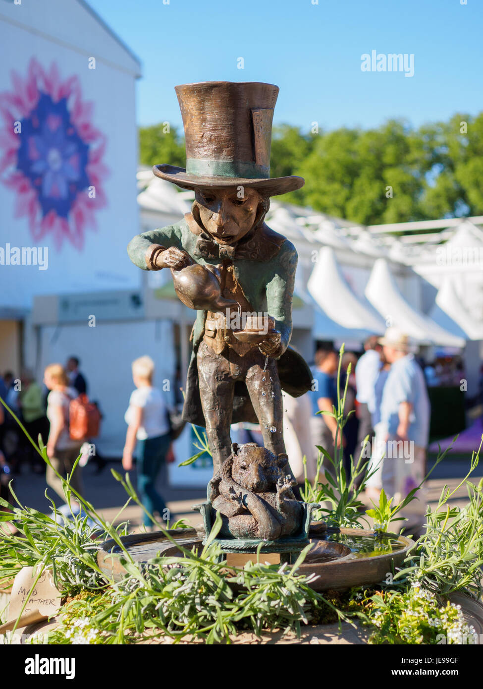 LONDON, UK - 25. Mai 2017: RHS Chelsea Flower Show 2017. Carrolls "Alice im Wunderland" Zeichen als Skulpturen Gartenfiguren. Stockfoto