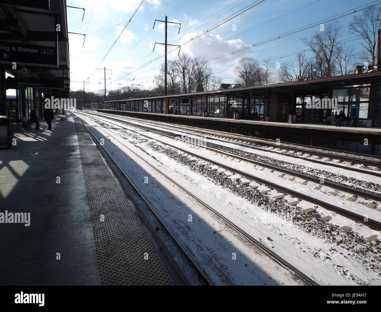Der Bahnhof Metropark in Iselin, New Jersey, ist ein wichtiger Verkehrsknotenpunkt in der Region. Sie dient als kritischer Punkt für Pendlerzüge auf dem Northeast Corridor und bietet Verbindungen nach New York City und anderen Ballungsgebieten. Stockfoto