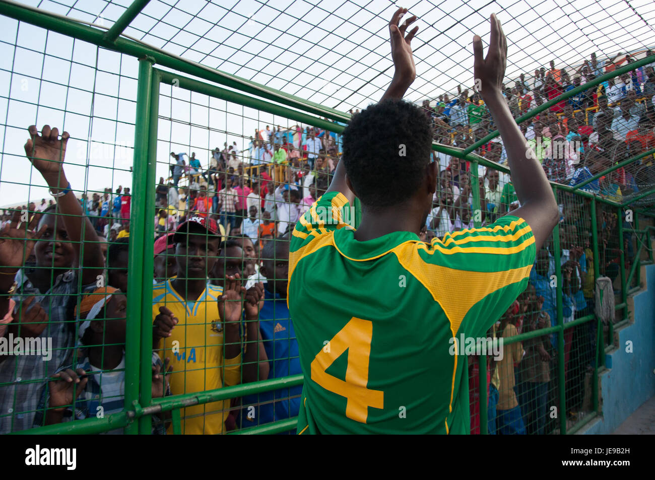 Dieses Foto, aufgenommen am 31. Januar 2014 in Mogadischu, Somalia, fängt einen Moment während eines Fußballspiels ein und unterstreicht die Popularität des Sports in der Region. Stockfoto Dieses Foto, aufgenommen am 31. Januar 2014 in Mogadischu, Somalia, fängt einen Moment während eines Fußballspiels ein und unterstreicht die Popularität des Sports in der Region. Stockfoto