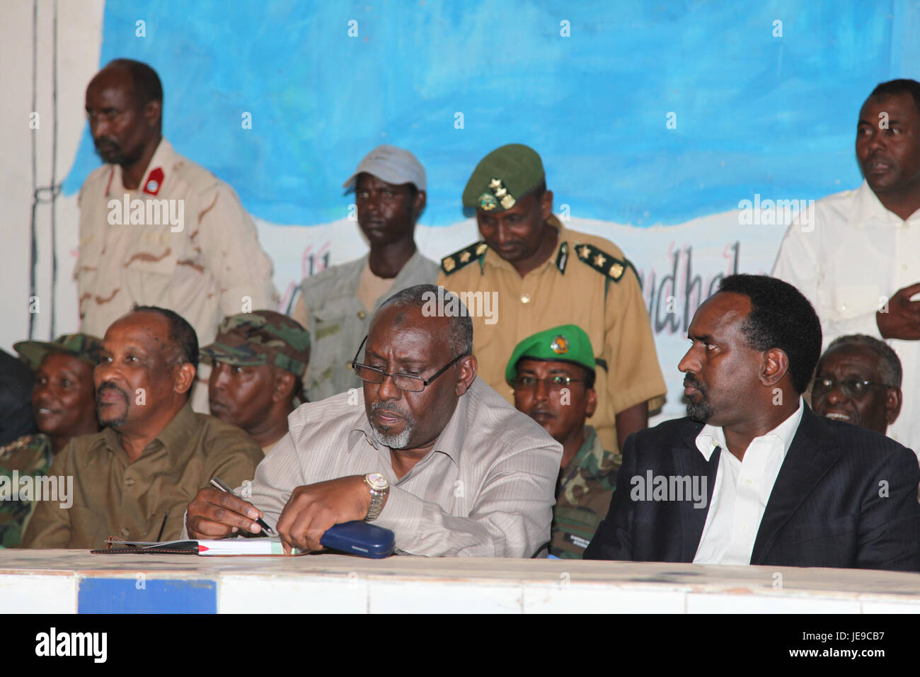 Foto von Regierungsministern, die Baidoa, Somalia, im Rahmen einer humanitären Mission besuchen, die auf die Verbesserung der lokalen Infrastruktur und die Bereitstellung von Hilfe für die Bewohner der Region abzielt. Stockfoto