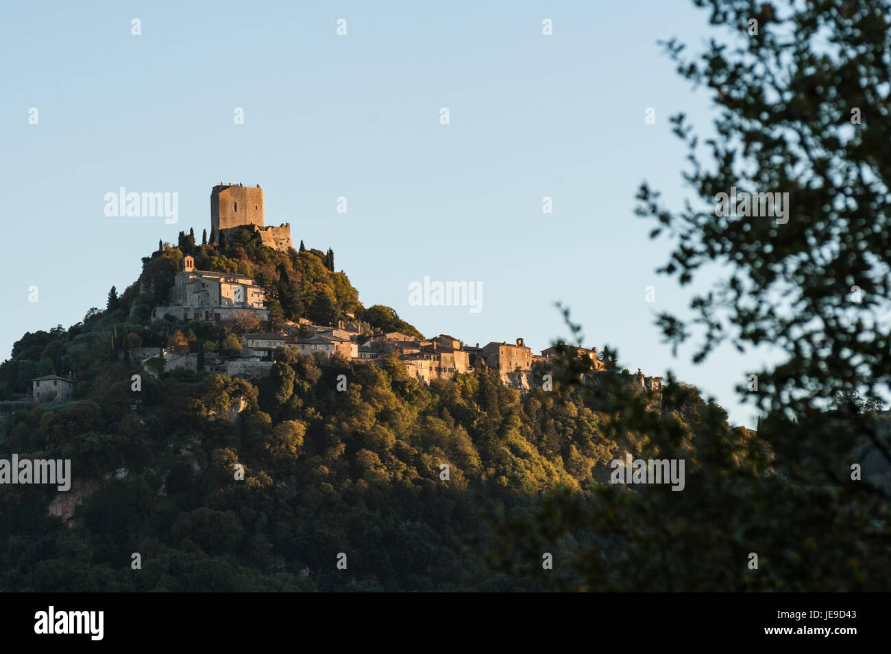 Die Festung von Tentennano, über den Obstgarten, in einem kleinen Weiler in Castiglione d ' Orcia - Rocca d ' Orcia, gesehen von Bagno Vignoni, Toskana, Italien Stockfoto