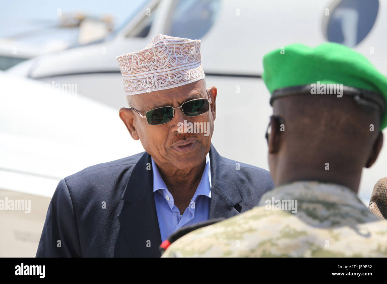 Dieses Foto zeigt den dschibutianischen CDF (Chief of Defence Forces), der Mogadischu am 20. März 2014 besucht. Sie fängt den Moment eines offiziellen Besuchs ein und hebt das diplomatische und militärische Engagement zwischen Dschibuti und Somalia hervor. Stockfoto