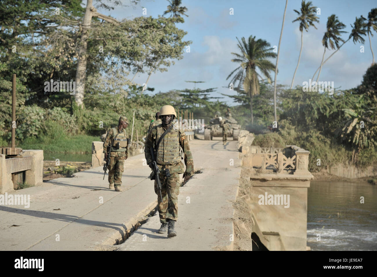 Die Qoryooley-Offensive, die am 21. März 2014 stattfand, war eine Militäroperation in Somalia. Es waren somalische Regierungstruppen und ihre Verbündeten beteiligt, die gegen Al-Shabaab-Militanten im Gebiet von Qoryooley kämpften. Die Operation zielte darauf ab, die Region vor extremistischer Kontrolle zu schützen und die Stabilität in der Region wiederherzustellen. Stockfoto