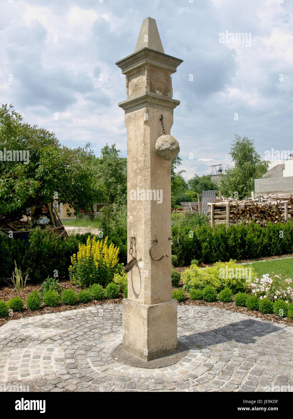 Ein Foto, das am 17. Juni 2014 aufgenommen wurde und ein traditionelles öffentliches Strafgerät zeigt, das als „Pranger“ bekannt ist und historisch in europäischen Gesellschaften als Form der öffentlichen Demütigung verwendet wurde. Stockfoto