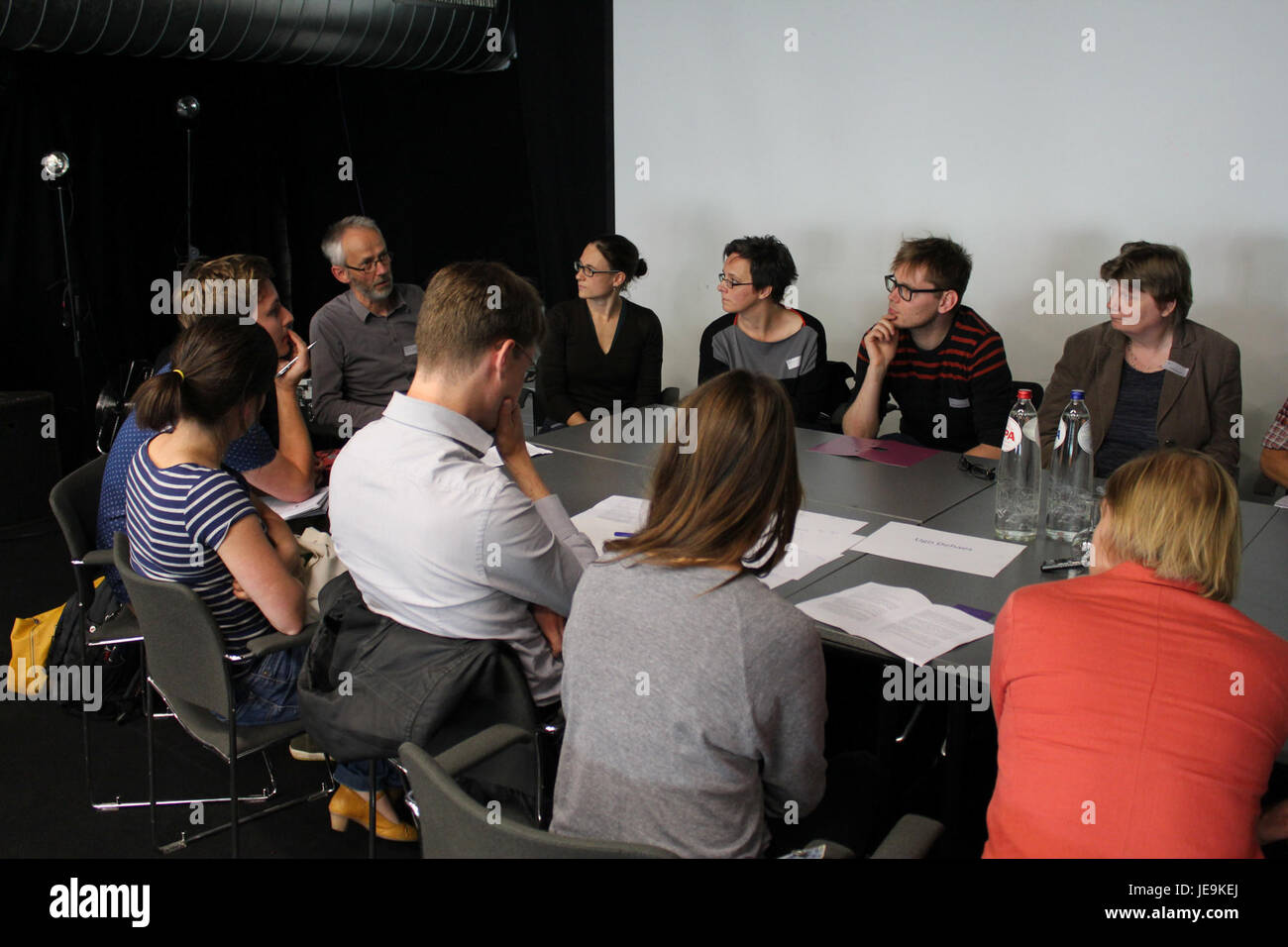 Dieses Foto zeigt einen Moment des TRACKSevent 2014 und zeigt dynamische Action und sportliche Spannung. Die Veranstaltung hob Athletik, Wettkampf und den Geist der beteiligten Athleten hervor und bot ein aufregendes Spektakel für Teilnehmer und Zuschauer. Stockfoto