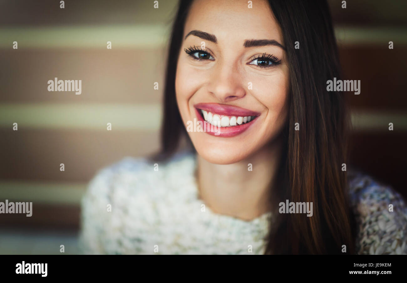 Attraktive und schöne Frau Lächeln und posieren für die Kamera Stockfoto