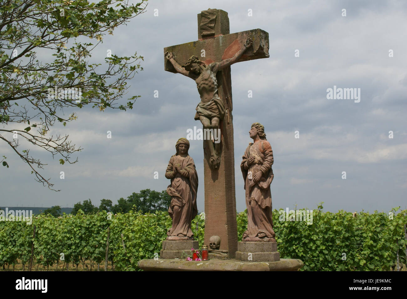 Dieses Foto zeigt den Calvary in St. Michaelskapelle in Klausenberg, bei Worms-Abenheim, Deutschland. Die Kapelle ist für ihre historische Bedeutung und ihren religiösen Symbolismus bekannt und zieht Besucher wegen ihres spirituellen und architektonischen Wertes an. Stockfoto