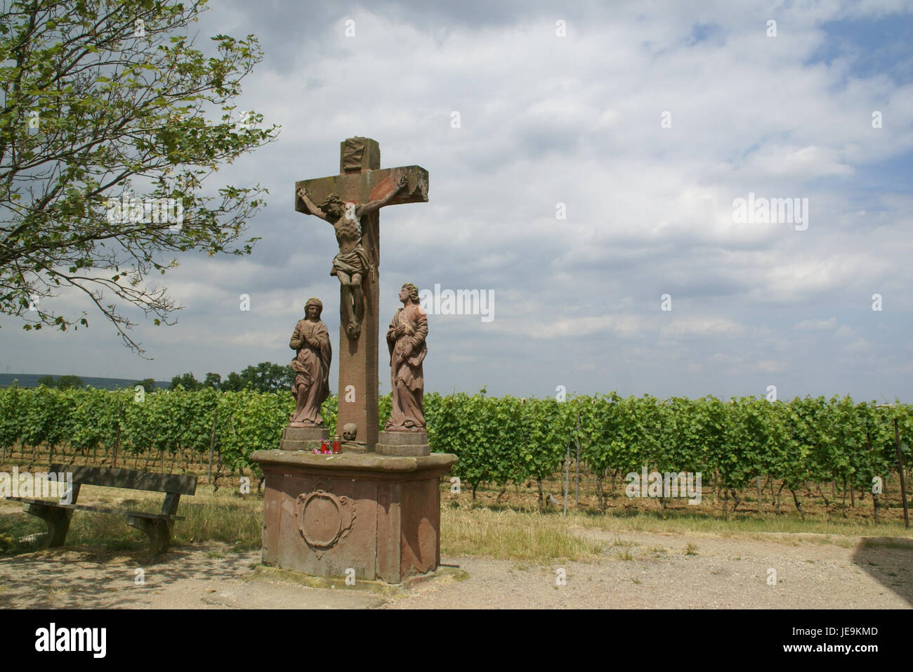 Die Calvary St. Michaelskapelle befindet sich in Klausenberg bei Worms-Abenheim. Die Kapelle, die im traditionellen architektonischen Stil erbaut wurde, hat eine religiöse und historische Bedeutung in der Region und bietet einen Blick auf die umliegende Landschaft. Stockfoto