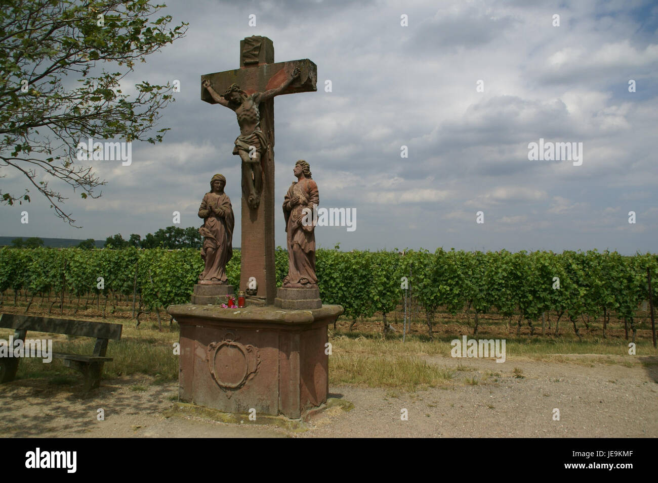 Eine Fotografie, die am 22. Juni 2014 aufgenommen wurde, zeigt den Kalvarienkalvariat in St. Michaelskapelle, Klausenberg, in Worms-Abenheim, Deutschland, und hebt seine architektonischen und historischen Merkmale hervor. Stockfoto