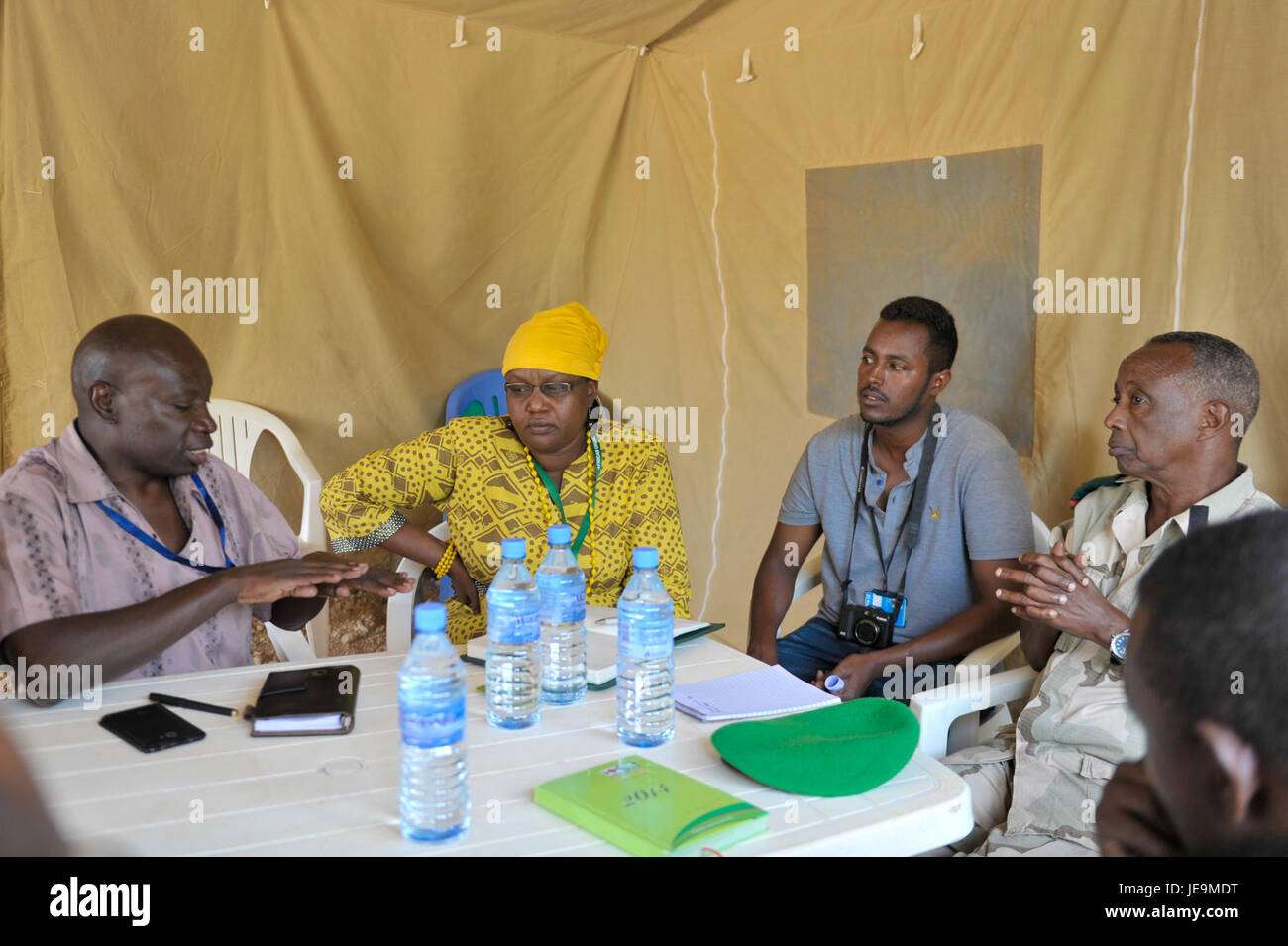 Dieses Foto zeigt einen Besuch des DSRCC (Disaster Relief and Coordination Center) in Beletweyne, Somalia, mit Schwerpunkt auf der Verteilung von Hilfsgütern und humanitären Bemühungen. Der DSRCC verpflichtet sich, bei Krisen und Naturkatastrophen Soforthilfe zu leisten und Ressourcen zu koordinieren. Stockfoto