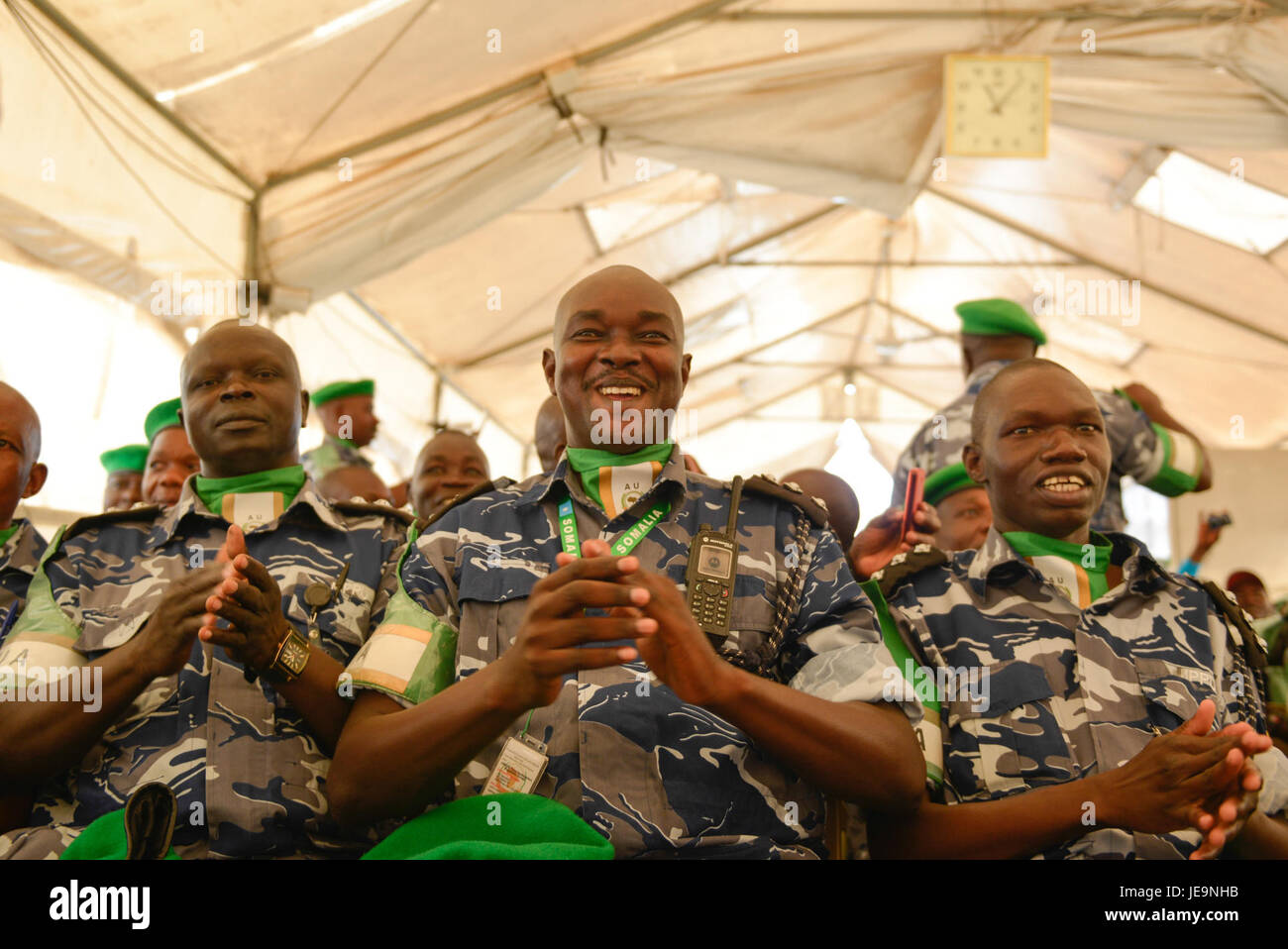 Ein Foto vom 9. Juli 2014, das eine Medaillenzeremonie in Uganda zeigt. Das Bild fängt den Moment der Anerkennung und Leistung ein, hebt die feierliche Atmosphäre hervor und ehrt Erfolge in einem formellen Rahmen. Stockfoto
