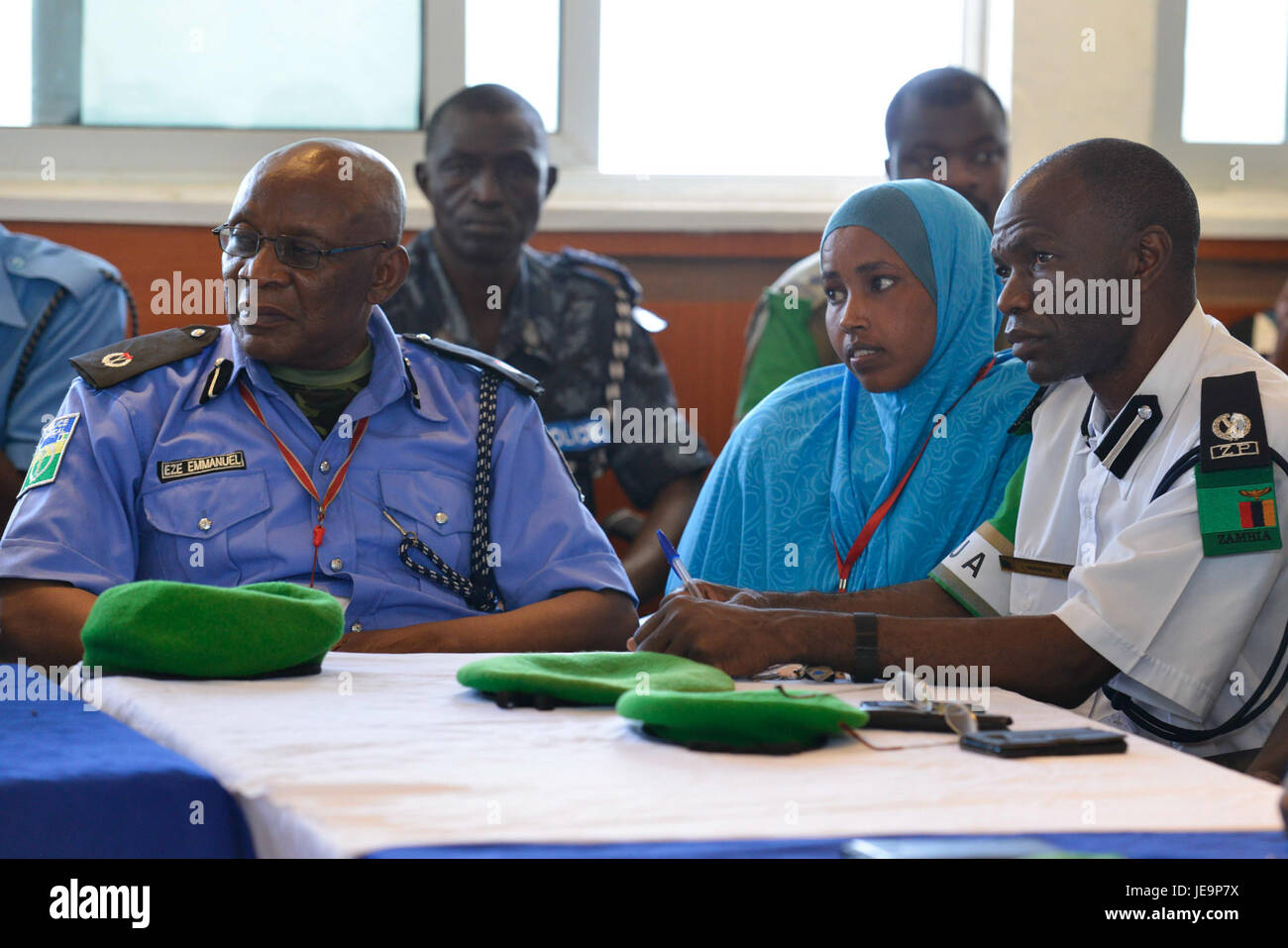 Das Foto „Somali Police Commissioner-4“ zeigt den somalischen Polizeikommissar während eines offiziellen Engagements in Somalia und hebt seine Rolle bei der Strafverfolgung hervor. Stockfoto
