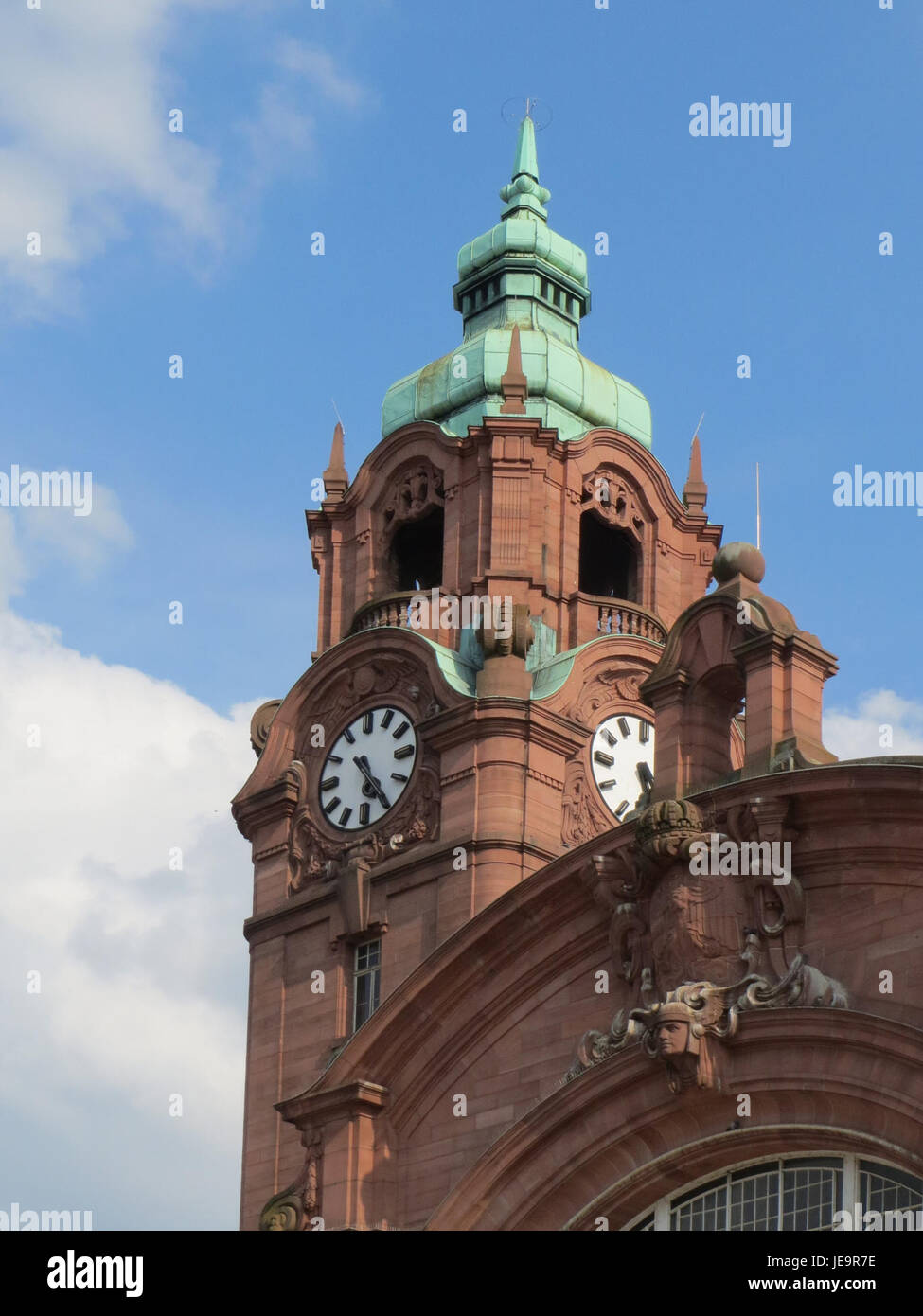 Das Bild vom 1. August 2014 zeigt den Wiesbadener Hauptbahnhof, den Hauptbahnhof in Wiesbaden, ein wichtiger Verkehrsknotenpunkt in der Region. Stockfoto