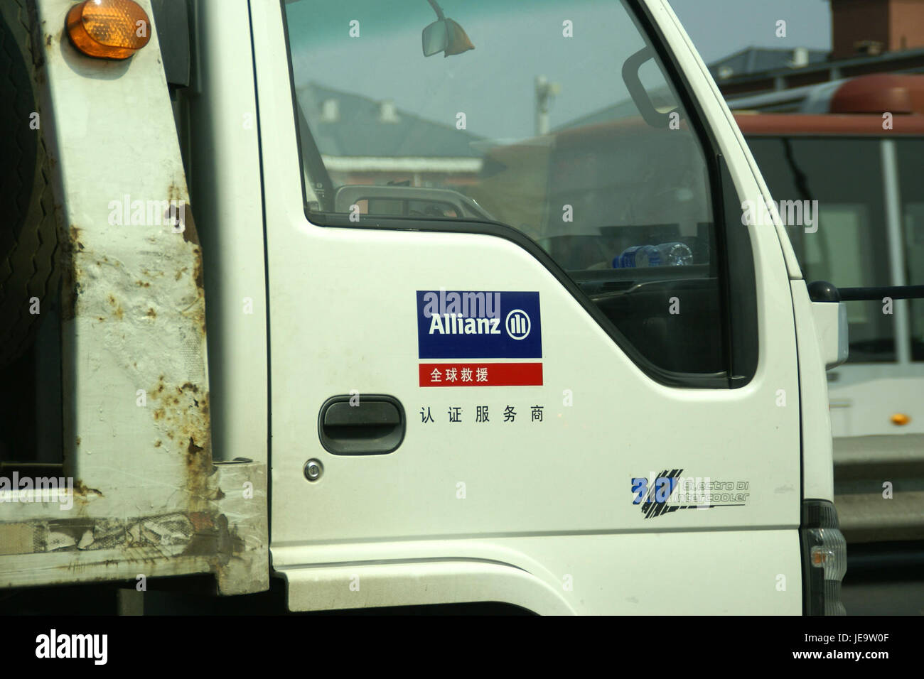 Eine Werbung mit einem Lkw der Allianz, die entlang des Jingzang Expressway in Peking, China, gezeigt wird und die Corporate Branding- und Werbestrategie zeigt. Stockfoto