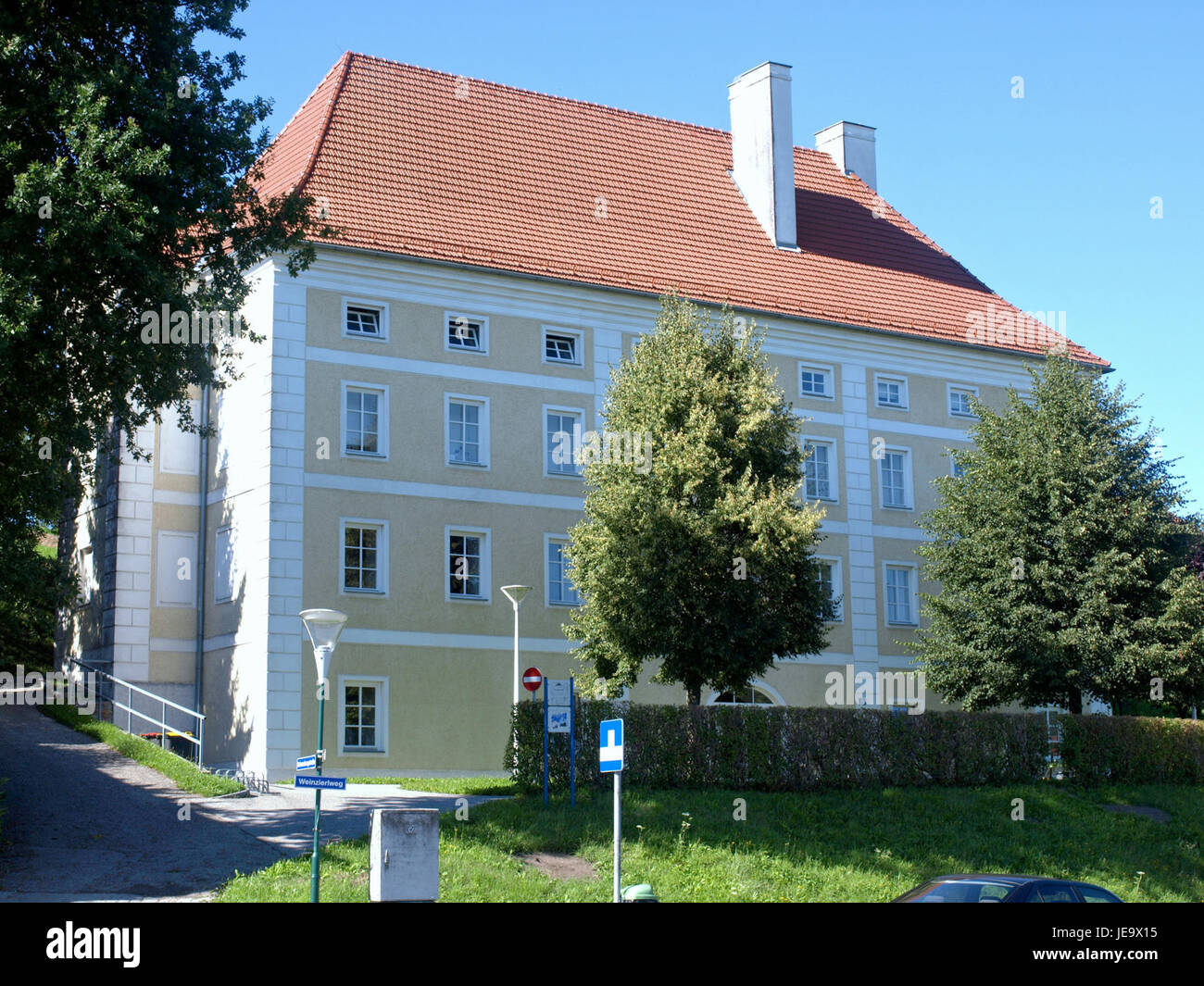 Dieses Bild, aufgenommen am 28. August 2014, zeigt das ehemalige Armenhaus im Wieselburger Land, das heute die Musikschule der Stadt Wieselburg beherbergt. Das Foto zeigt die Architektur des Gebäudes und seine derzeitige Nutzung für kulturelle und pädagogische Zwecke. Stockfoto