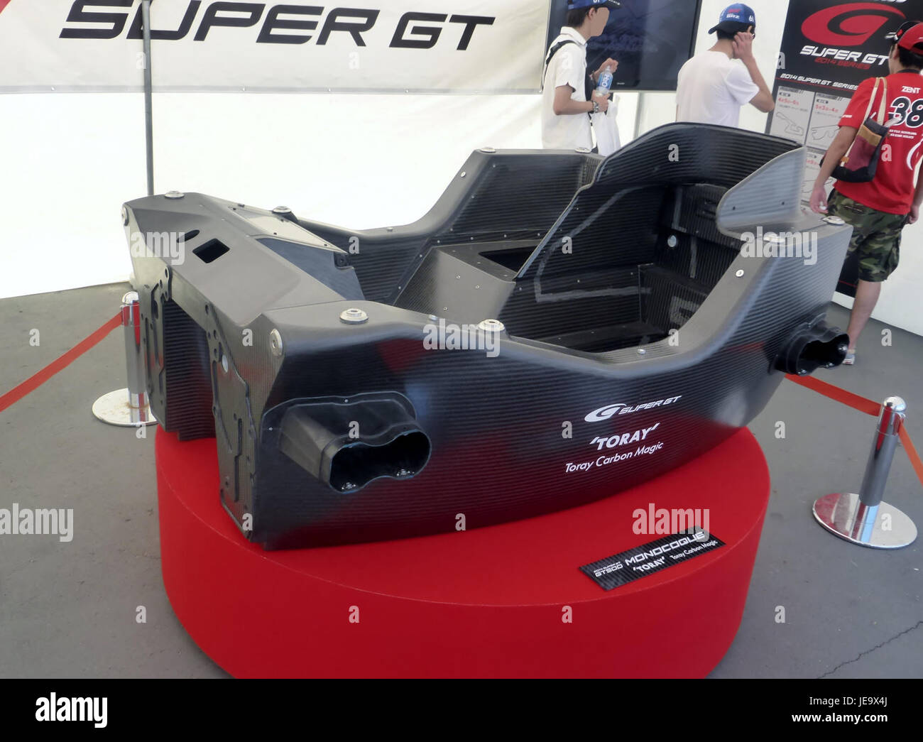 Der 2014 GT500 Monocoque ist ein leistungsstarkes Sportwagenbauteil, das für optimale Festigkeit und Effizienz bei geringem Gewicht in Rennumgebungen entwickelt wurde. Stockfoto