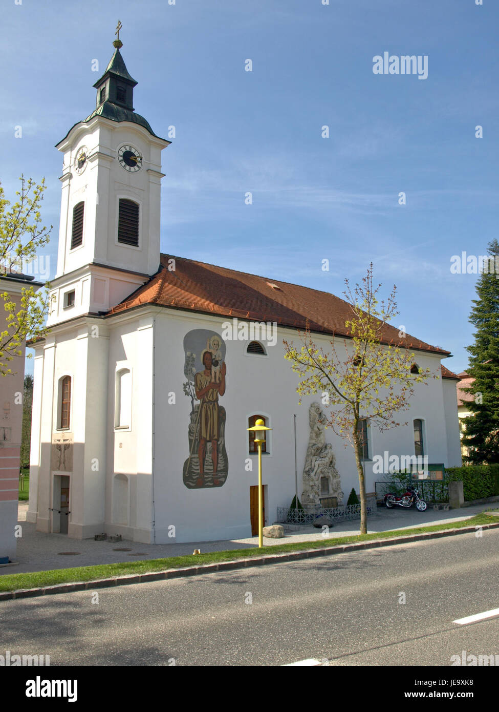 Pfarrkirche Hl. Johann Nepomuk und Kriegerdenkmal befinden sich in Erlauf, Österreich. Die Kirche ist dem Heiligen Johannes Nepomuk geweiht, und das Kriegsdenkmal ehrt die gefallenen Soldaten. Die Stätte repräsentiert lokale Geschichte und religiöse Hingabe. Stockfoto Pfarrkirche Hl. Johann Nepomuk und Kriegerdenkmal befinden sich in Erlauf, Österreich. Die Kirche ist dem Heiligen Johannes Nepomuk geweiht, und das Kriegsdenkmal ehrt die gefallenen Soldaten. Die Stätte repräsentiert lokale Geschichte und religiöse Hingabe. Stockfoto