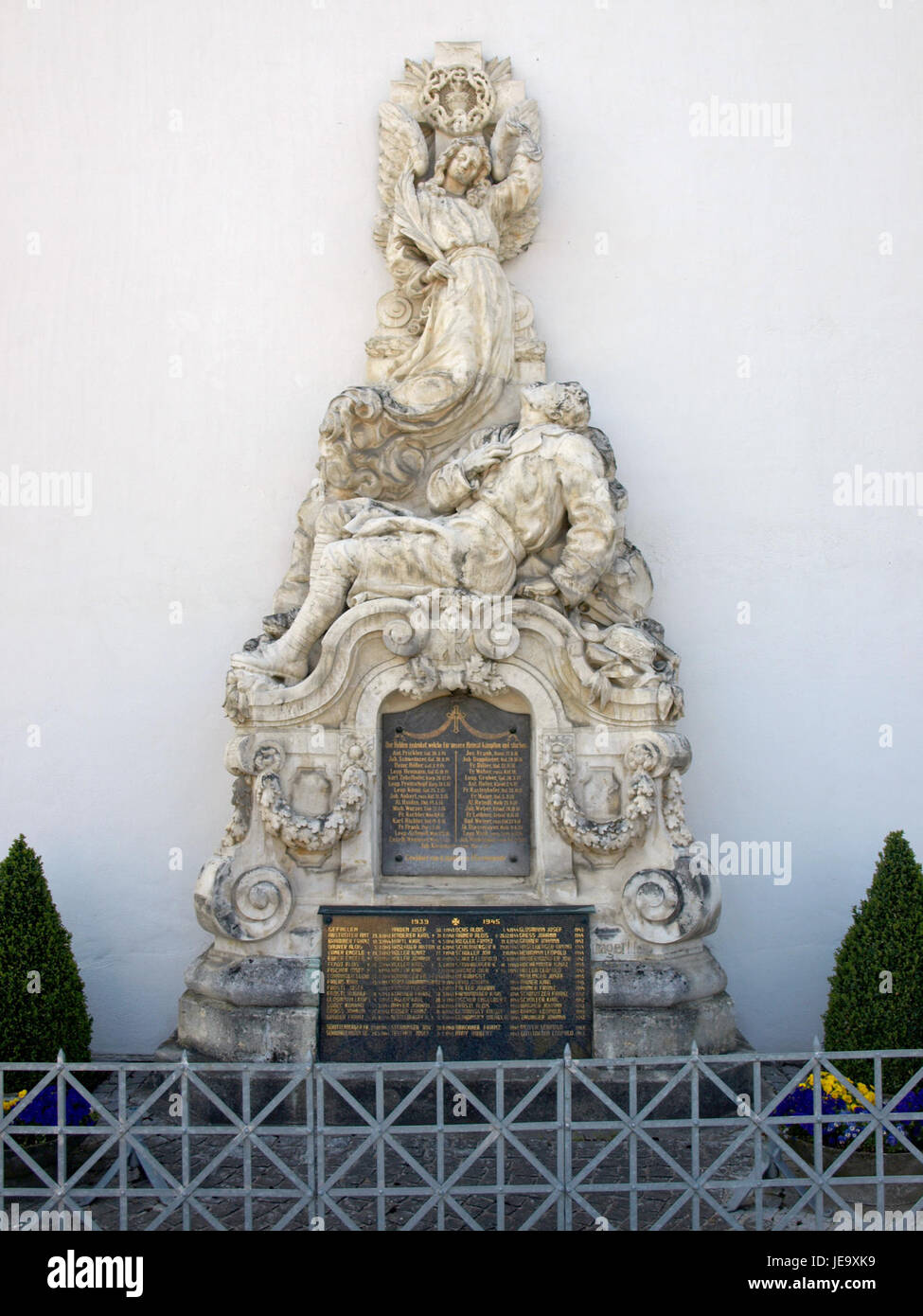 Das Foto zeigt die Pfarrkirche hl. Johann Nepomuk und das nahe gelegene Kriegerdenkmal in Erlauf, Österreich. Die Kirche ist dem Heiligen Johannes Nepomuk geweiht, und das Kriegsdenkmal ehrt Soldaten, die in verschiedenen Kriegen gekämpft haben. Stockfoto Das Foto zeigt die Pfarrkirche hl. Johann Nepomuk und das nahe gelegene Kriegerdenkmal in Erlauf, Österreich. Die Kirche ist dem Heiligen Johannes Nepomuk geweiht, und das Kriegsdenkmal ehrt Soldaten, die in verschiedenen Kriegen gekämpft haben. Stockfoto