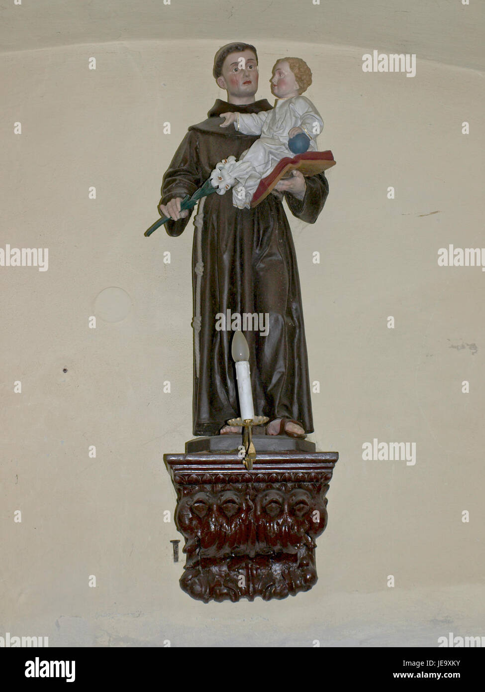 Der Titel bezieht sich auf die Kirche St. Johannes Nepomuk (Pfarrkirche hl). Johann Nepomuk) in Erlauf, Österreich, und dem nahe gelegenen Kriegerdenkmal. Diese Kirche ist ein bemerkenswertes religiöses und architektonisches Wahrzeichen in der Region, das dem Heiligen Johannes Nepomuk gewidmet ist. Die Gedenkstätte ehrt diejenigen, die im Krieg ihr Leben verloren haben. Die Szene umfasst wahrscheinlich sowohl die Kirchenstruktur als auch das Kriegsdenkmal. Stockfoto Der Titel bezieht sich auf die Kirche St. Johannes Nepomuk (Pfarrkirche hl). Johann Nepomuk) in Erlauf, Österreich, und dem nahe gelegenen Kriegerdenkmal. Diese Kirche ist ein bemerkenswertes religiöses und architektonisches Wahrzeichen in der Region, das dem Heiligen Johannes Nepomuk gewidmet ist. Die Gedenkstätte ehrt diejenigen, die im Krieg ihr Leben verloren haben. Die Szene umfasst wahrscheinlich sowohl die Kirchenstruktur als auch das Kriegsdenkmal. Stockfoto