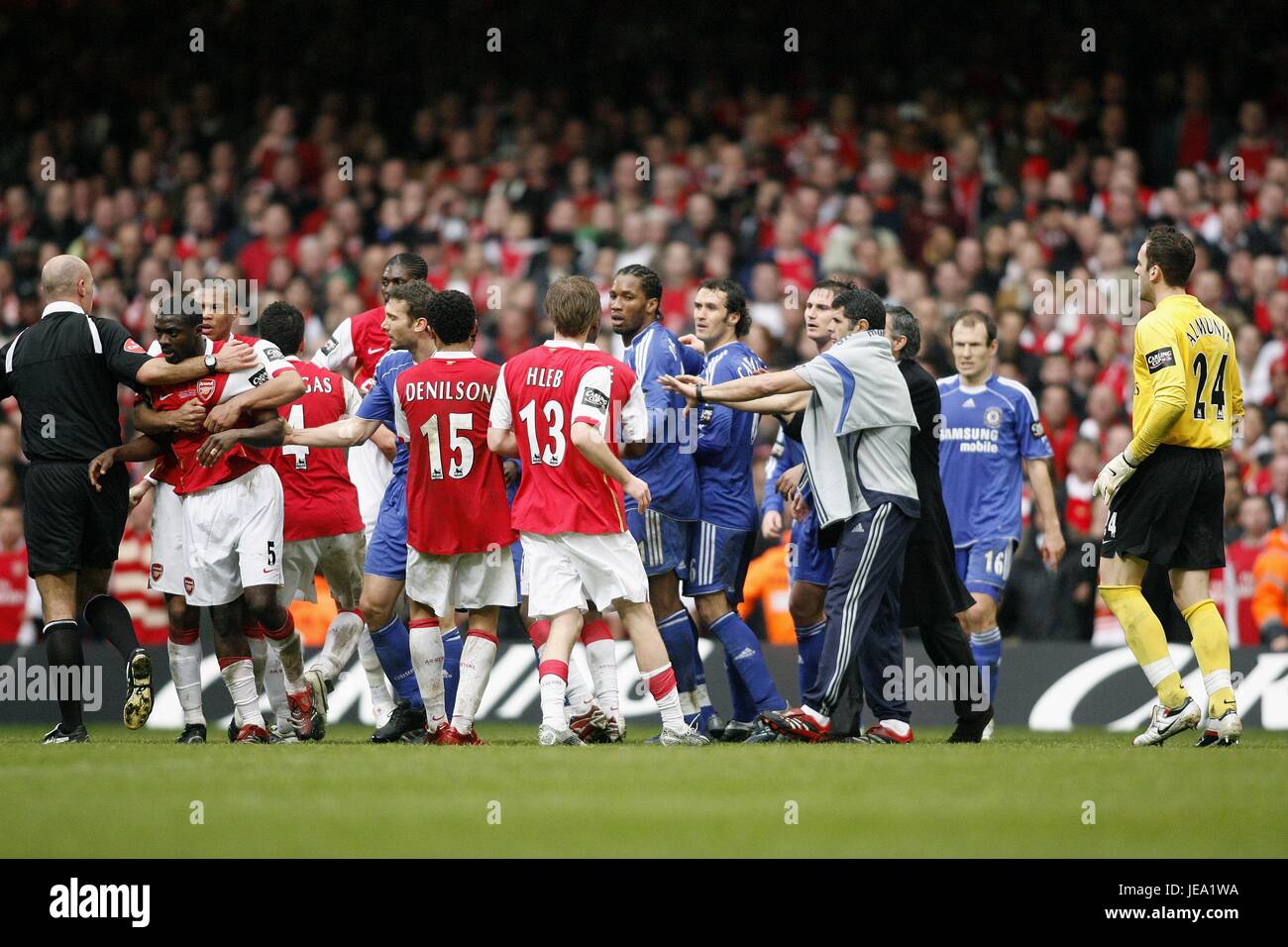 ARSENAL-CHELSEA-Spieler aufeinander ARSENAL V CHELSEA MILLENNIUM Stadion CARDIFF WALES 25. Februar 2007 Stockfoto