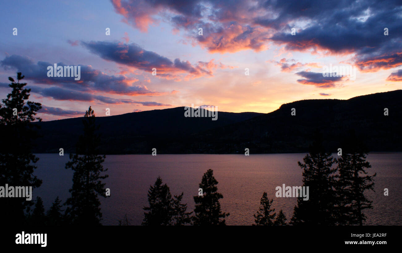 Sonnenuntergang über den Bergen in Kelowna BC Stockfoto