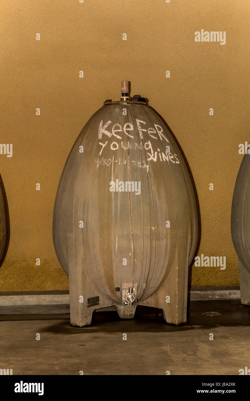 Ei-förmige Wein Tank, Weingärung, Gärung Bereich, St. Helena, Napa Valley, Failla Winery, Napa County, Kalifornien Stockfoto