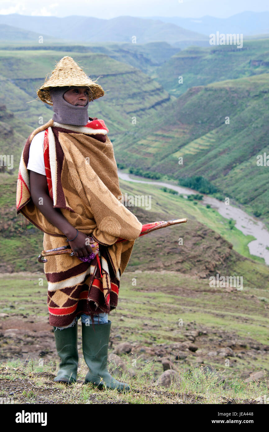 Mann trägt traditionelle Basotho-Hut Thaba-Tseka-Distrikt Lesotho Südliches Afrika Stockfoto