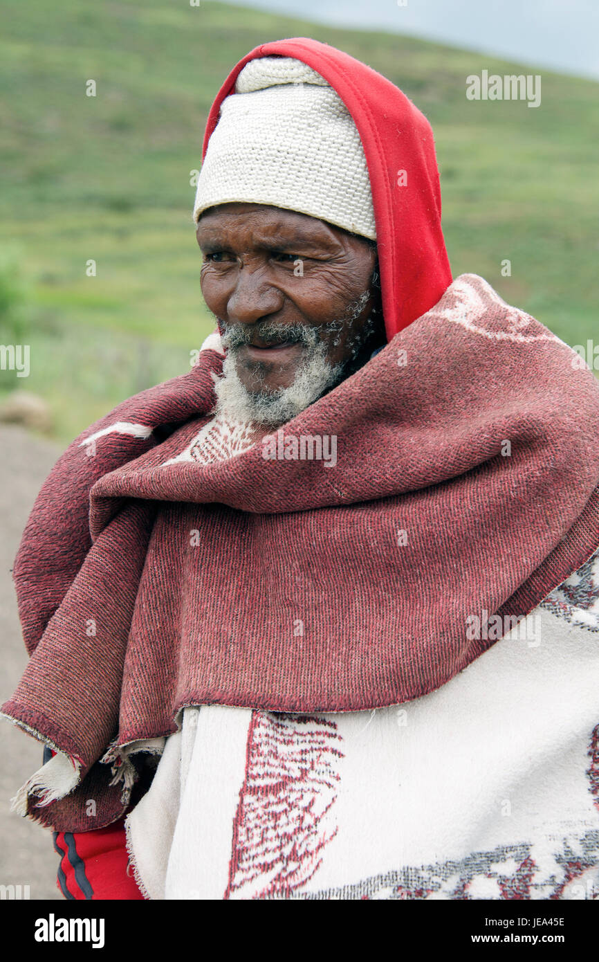 Porträt älterer Mann in traditioneller Kleidung Thaba-Tseka-Distrikt Lesotho Südliches Afrika Stockfoto