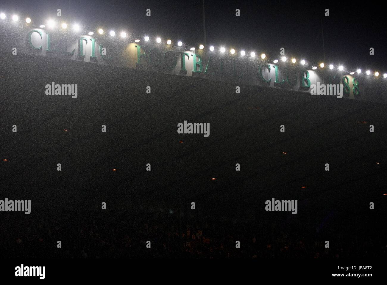 SCHWERE Regen fallen im CELTIC PARK keltische V AC Mailand CELTIC PARK GLASGOW Schottland 3. Oktober 2007 Stockfoto