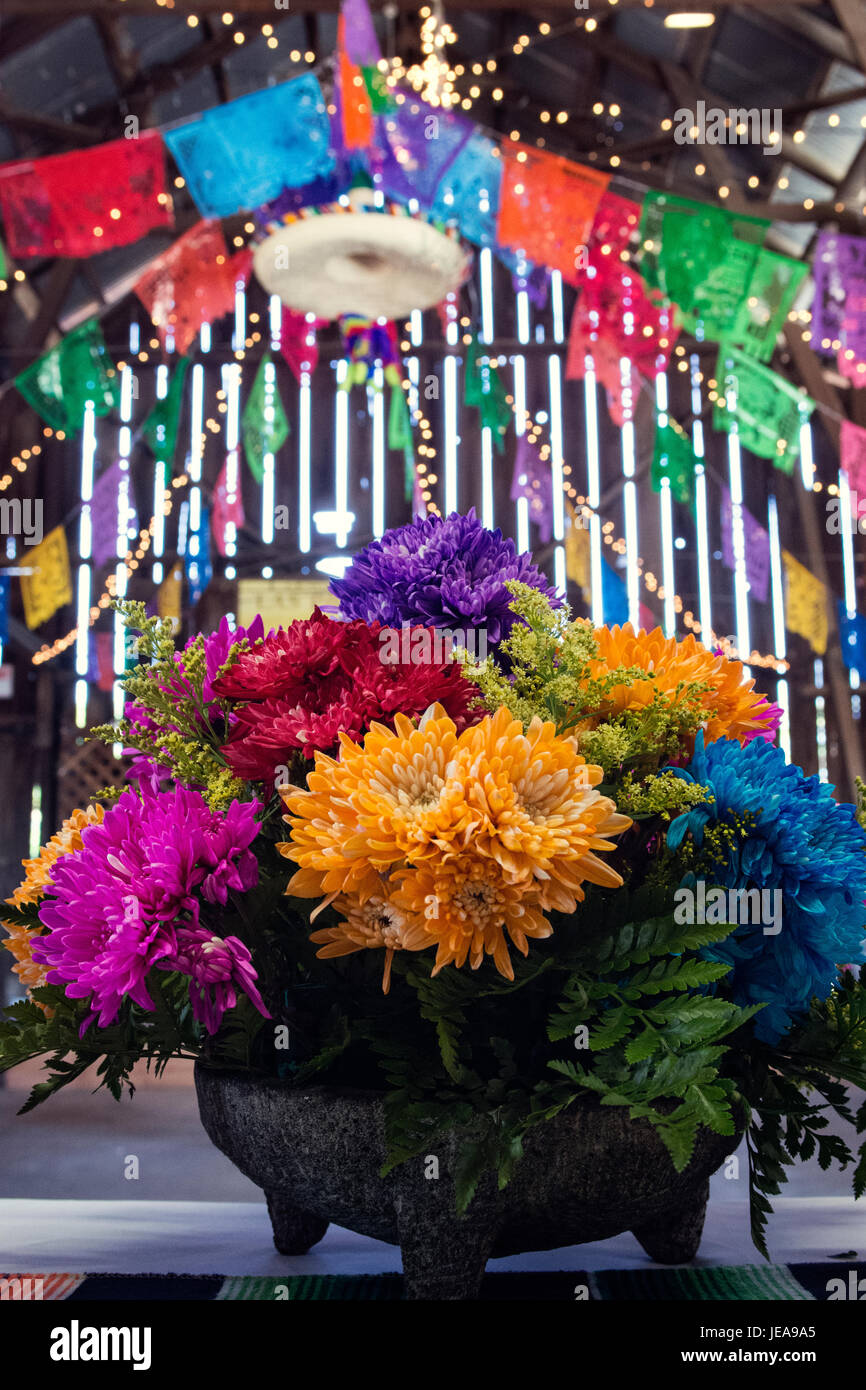 Rustikale mexikanischen Hochzeit mit Blumenarrangement in Salsa Schüssel Stockfoto
