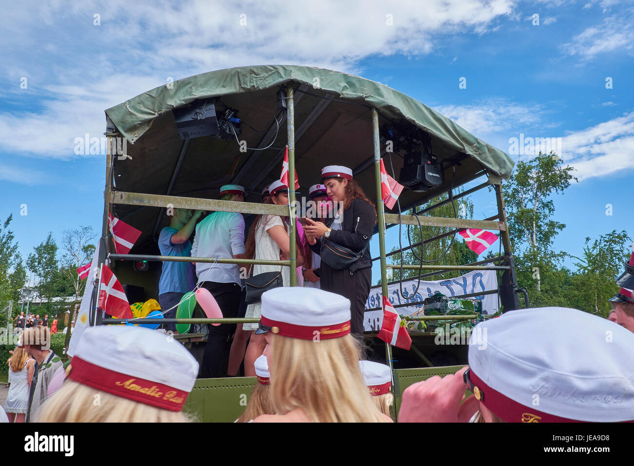 BIRKEROED, Dänemark - 23. Juni 2016: Traditionelle Tag in Dänemark wenn alle High-School-Absolventen wird ihre Diplome und dann per LKW, e zu besuchen Stockfoto