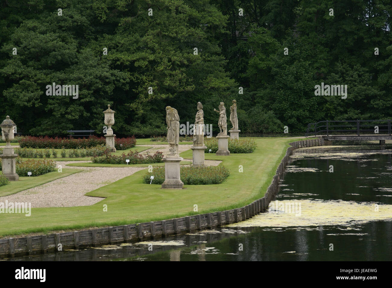 Der Statuen-Garten auf der Burg Anholt in Isselburg, Deutschland, zeigt eine Vielzahl klassischer Skulpturen, umgeben von gepflegten Gärten. Diese historische Stätte bietet eine Mischung aus Kunst, Geschichte und Natur. Stockfoto