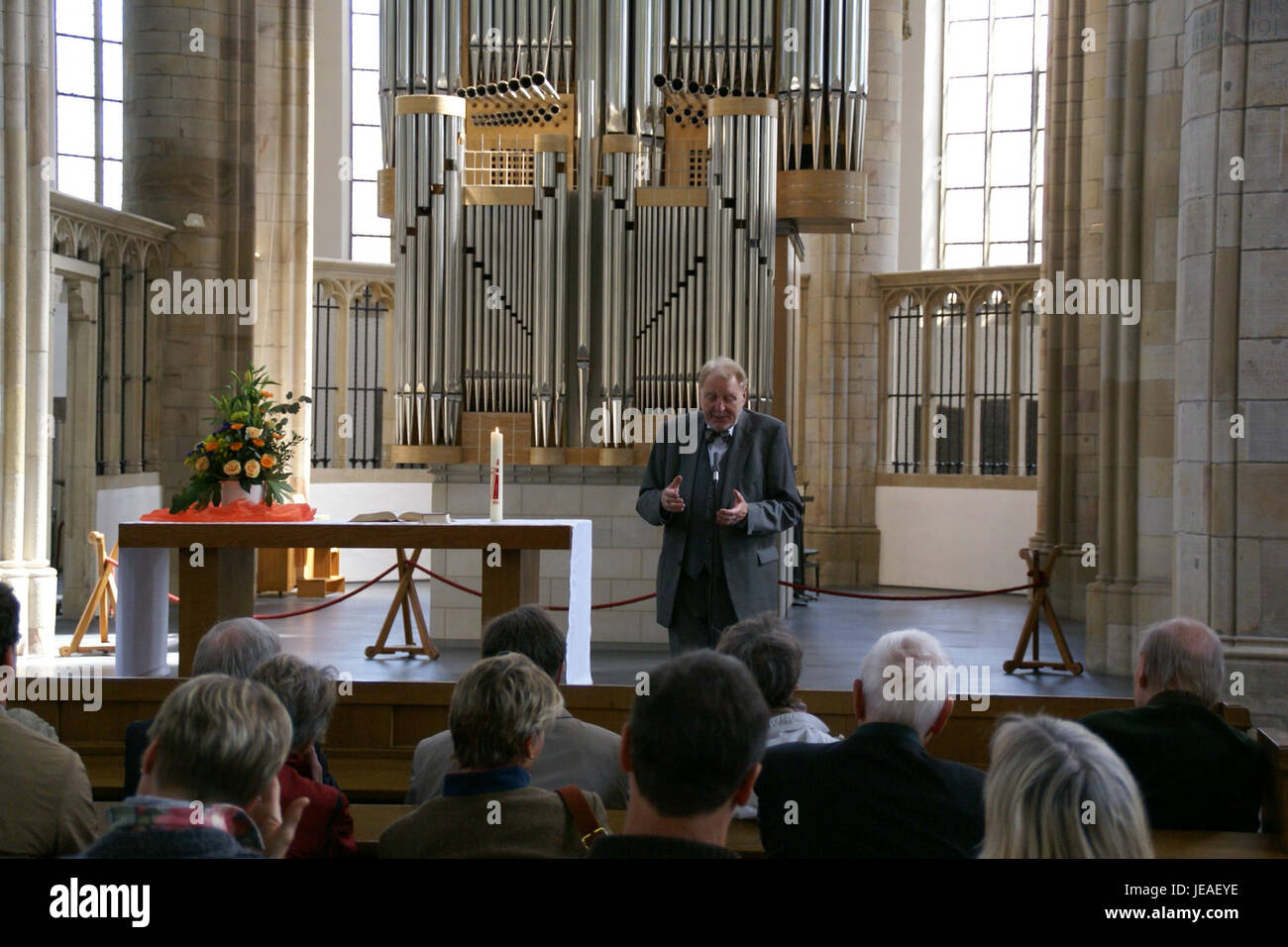 Dieser Titel bezieht sich auf einen Vortrag von Prof. Deurer am 2. Juni 2013 in der Willibrordi Kathedrale in Wesel. Der Vortrag bezog sich wahrscheinlich auf Themen, die mit Theologie, Geschichte oder kulturellem Erbe in diesem bedeutenden kirchlichen Umfeld zusammenhängen. Stockfoto