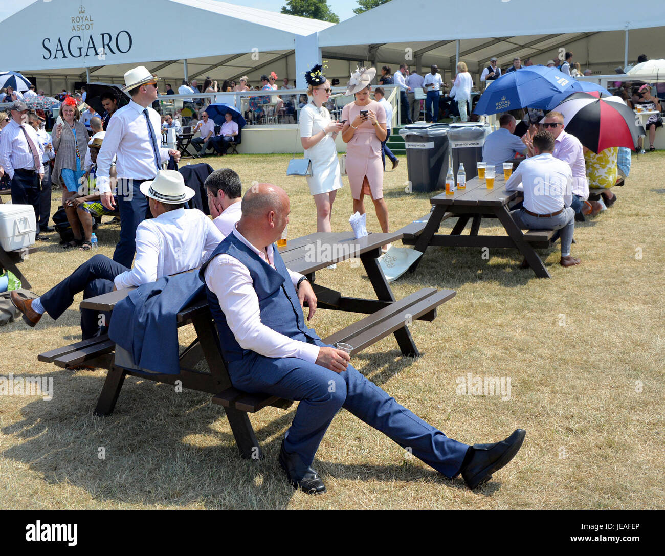 Intelligente Männer in einer Bar in Sonnenschein an Royal Ascot entspannen. Stockfoto