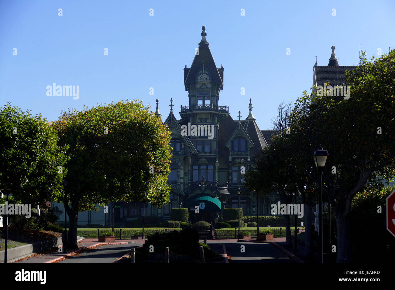 Ein Foto von Carson Mansion, einem ikonischen historischen Gebäude in Eureka, Kalifornien. Die viktorianische Architektur und die umliegende Landschaft machen es zu einem wichtigen Wahrzeichen der Stadt. Stockfoto