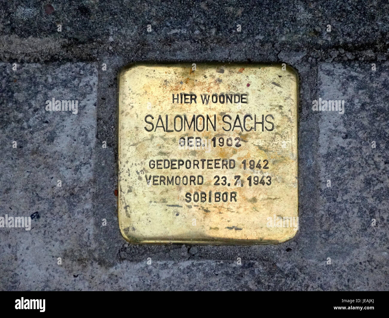 Stolpersteine, auch Stolpersteine genannt, sind Denkmäler, die in den Boden des Stadskanaals eingebettet sind. Diese kleinen Messingtafeln erinnern an die Opfer des Holocaust, die während des Zweiten Weltkriegs deportiert und ermordet wurden Stockfoto