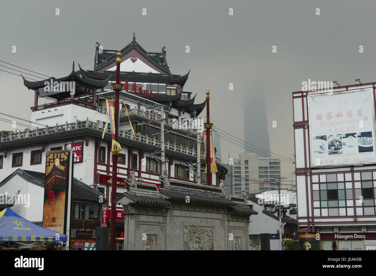 Das Bild zeigt die Sanpailou Road in Shanghai, China, aufgenommen am 16. November 2014. Die Straße verfügt über eine moderne städtische Infrastruktur und eine geschäftige Stadtumgebung, die typisch für Shanghais lebhafte Geschäfts- und Wohnviertel ist. Stockfoto