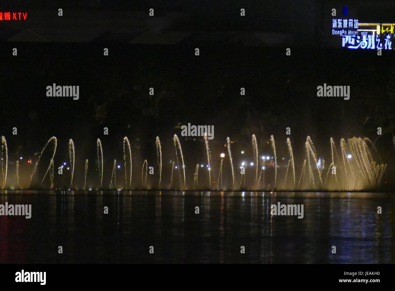 Die Musical Fountain Show am 21. November 2014 in Xihu, Hangzhou, ist eine visuelle und auditive Vorstellung, die Wasser, Licht und Musik miteinander verbindet. Es ist eine beliebte Attraktion am West Lake, die Technologie und kulturellen Ausdruck zeigt. Stockfoto