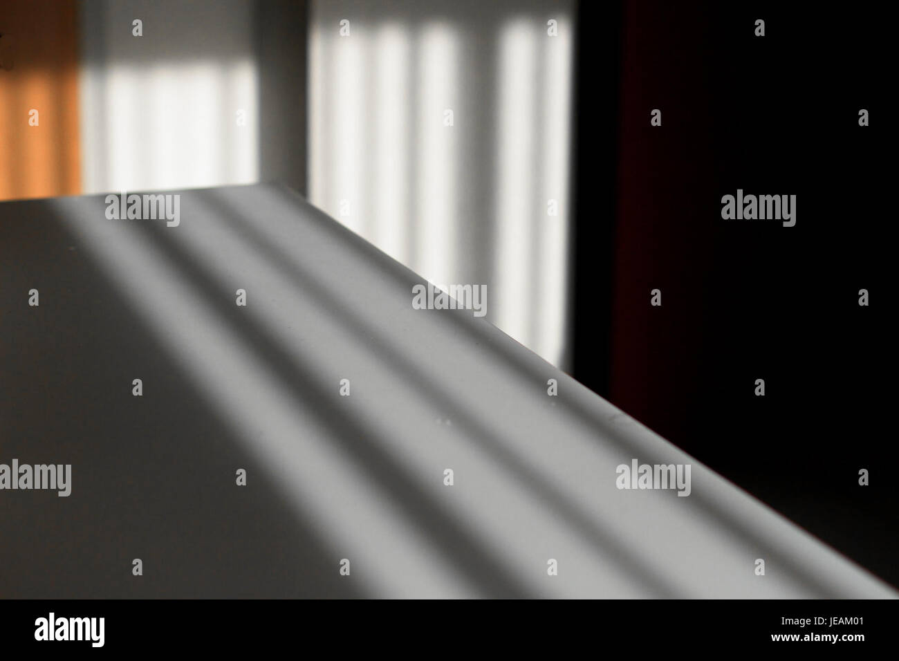 Dieses Bild zeigt ein geometrisches Design aus dem Jahr 2014 mit verschiedenen Formen und Mustern, die in einer optisch eindrucksvollen Komposition angeordnet sind. Das Bild erforscht die ästhetischen Qualitäten geometrischer Kunst. Stockfoto