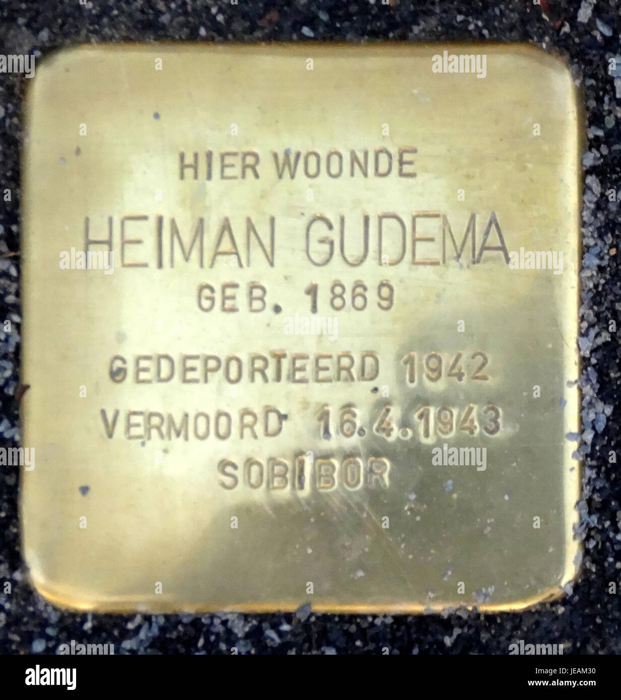 Das Bild zeigt einen Stolperstein, einen Gedenkstein, der auf dem Pflaster der Schoolstraat in Musselkanaal, Niederlande, installiert wurde, um das Gedenken an Menschen zu ehren, die Opfer des Holocaust waren. Stockfoto