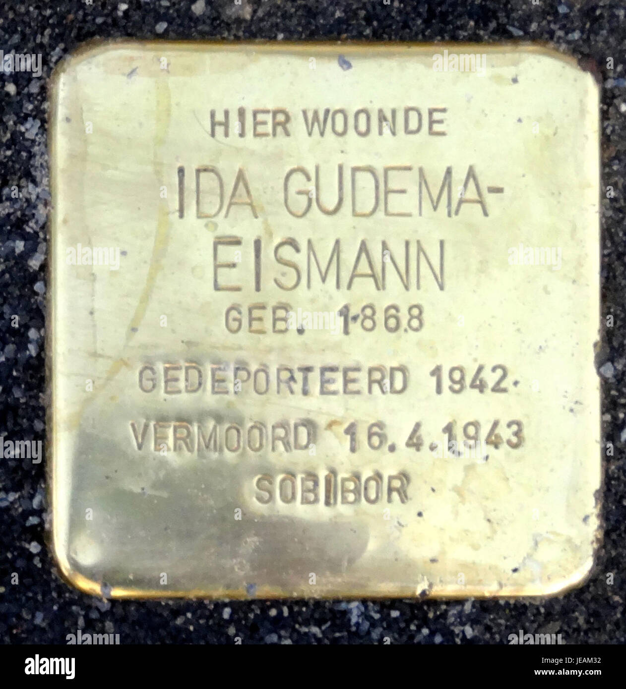 Ein Stolperstein erinnert an das Leben eines Individuums, der auf dem Bürgersteig platziert wird, um die von den Nazis verfolgten zu ehren. Dieses Detail, das im Musselkanaal aufgenommen wurde, spiegelt die historische Erinnerung an die Verlorenen wider. Stockfoto