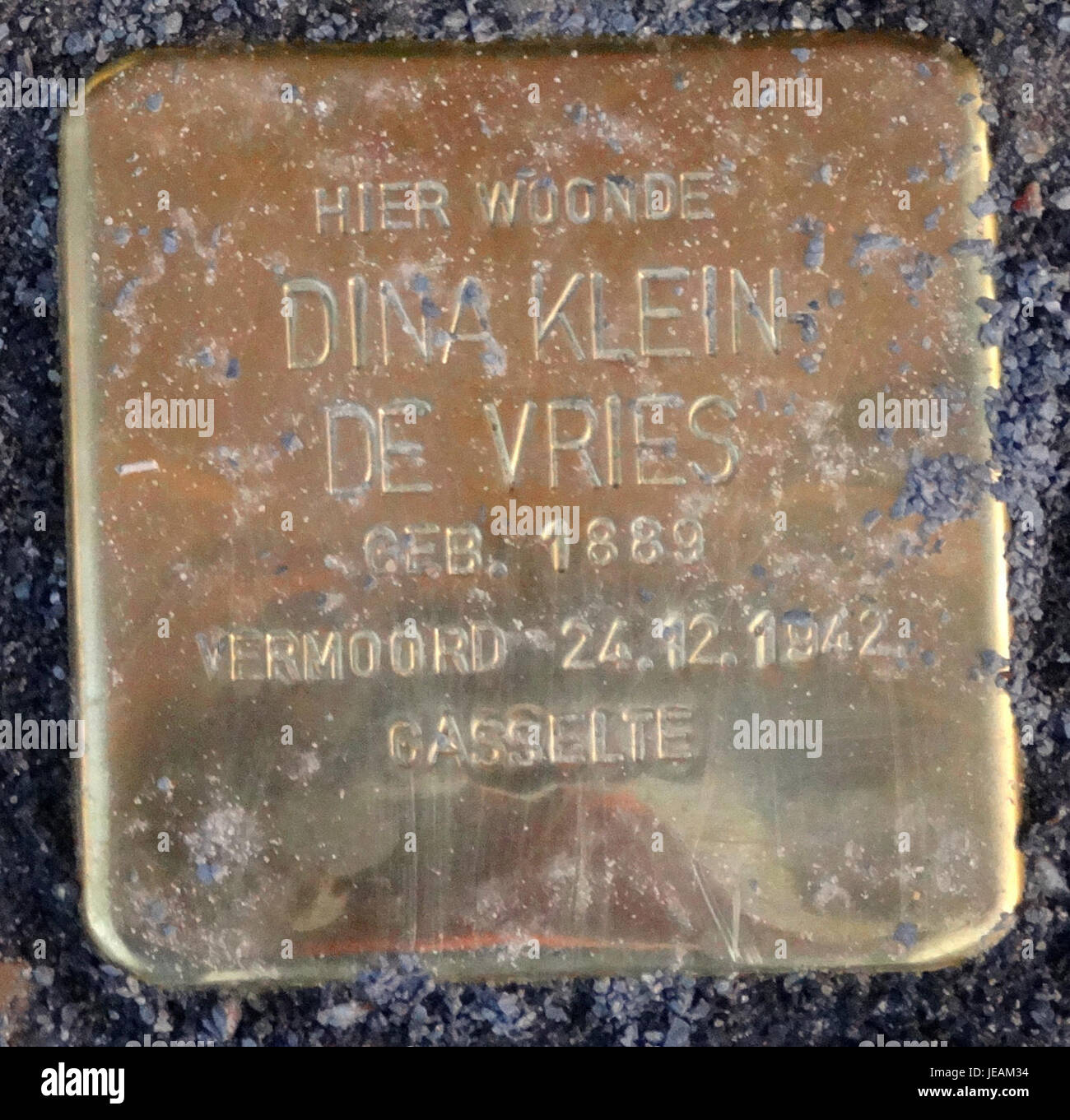 Die Stolpersteine in Barkelastraat, Stadskanaal, sind Gedenkstätten für die Opfer des Holocaust, wobei dieser Stein an eine Person erinnert, die während des Zweiten Weltkriegs gelitten hat Stockfoto