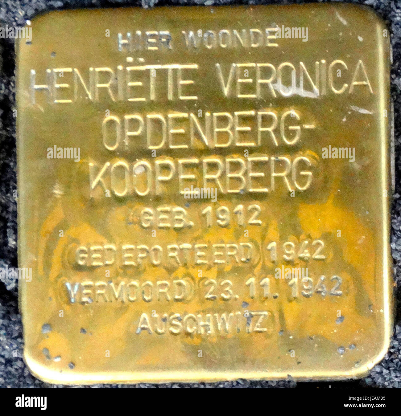 Die Stolpersteine in der Handelsstraat 43 im Stadskanaal erinnern an die Opfer des Holocaust, insbesondere jene, die vor ihrer Deportation an diesem Ort lebten. Diese Messingdenkmäler sind Teil eines größeren Projekts, um die Erinnerung an die Opfer zu ehren und das historische Bewusstsein zu gewährleisten. Stockfoto