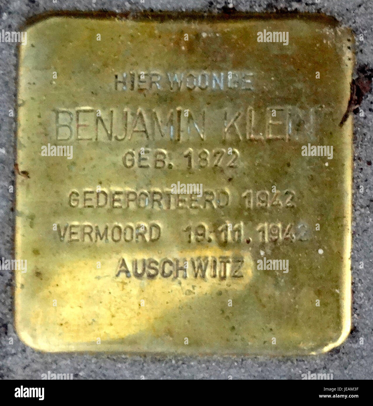 Die Stolpersteine im Stadskanaal, Niederlande, sind ein Denkmal für die Opfer des Holocaust. Dieses Bild konzentriert sich auf einen der Gedenksteine, die das Leben eines Holocaust-Opfers markieren. Stockfoto