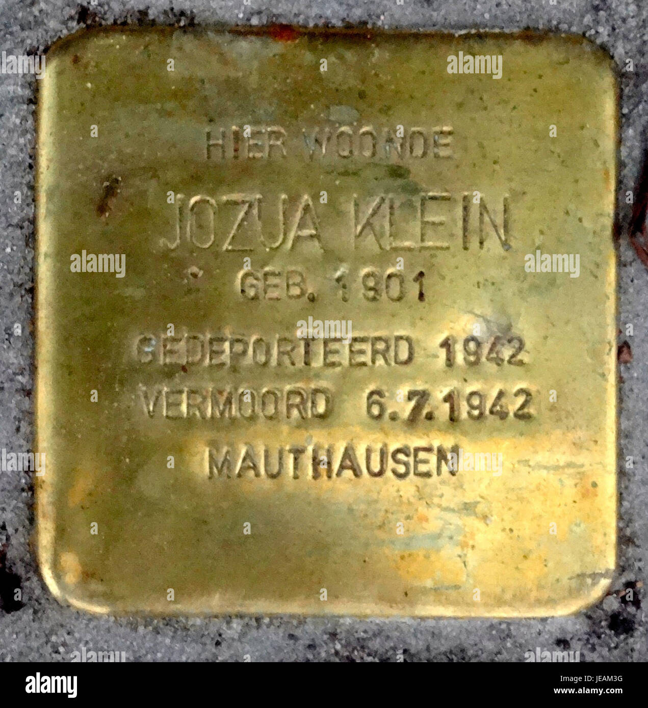 Dieses Bild zeigt ein Detail eines Stolpersteins in der Semskade 6 im Stadskanaal, Niederlande. Stolpersteine sind Gedenkstätten für Opfer des Holocaust, die auf der Straße angebracht werden, um an das Leben einzelner Menschen zu erinnern. Stockfoto