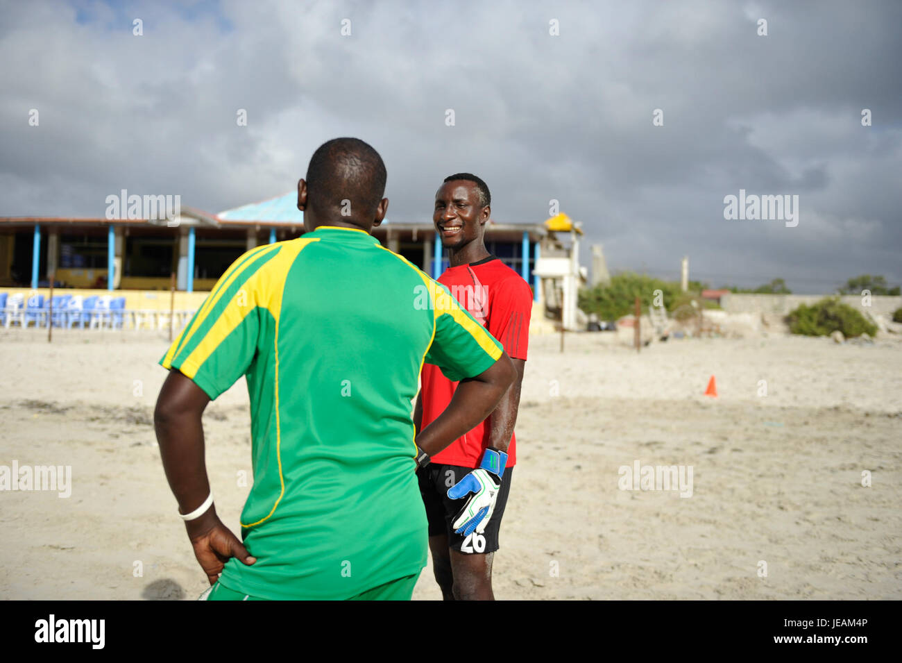 Ein Foto, das am 19. Dezember 2014 von einem somalischen Fußballspiel aufgenommen wurde und die Bedeutung des Sports für die somalische Kultur und die Teilnahme an der Gemeinschaft unterstreicht. Stockfoto