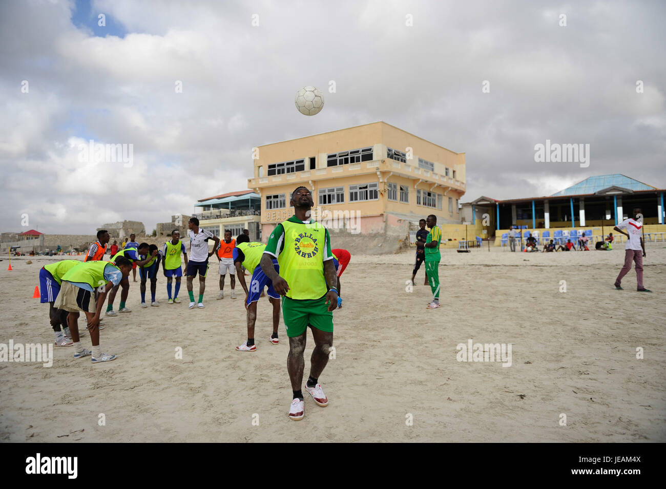 Dieses Bild zeigt ein somalisches Fußballspiel, das lokale Spieler und die Popularität des Sports in Somalia hervorhebt. Fußball ist ein wichtiger Teil der somalischen Kultur, mit wachsendem Interesse an Regionalmannschaften. Stockfoto